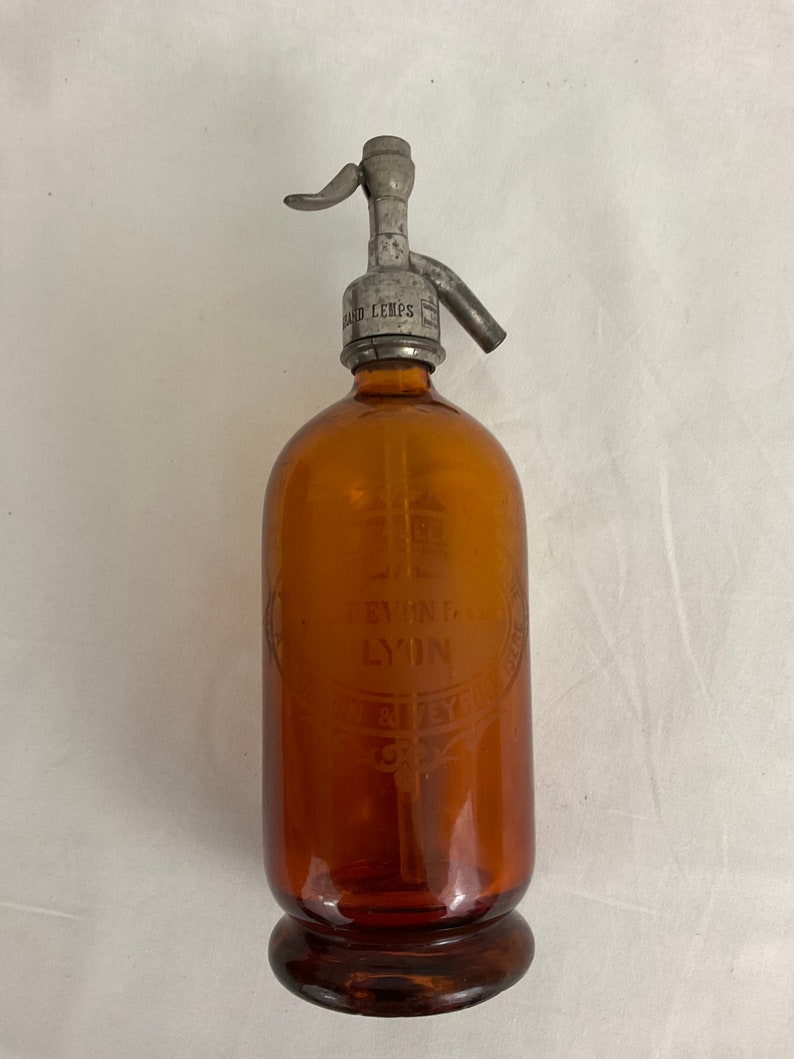 Ernstige bruine glazen seltzer watersifon drevon lyon frankrijk bar