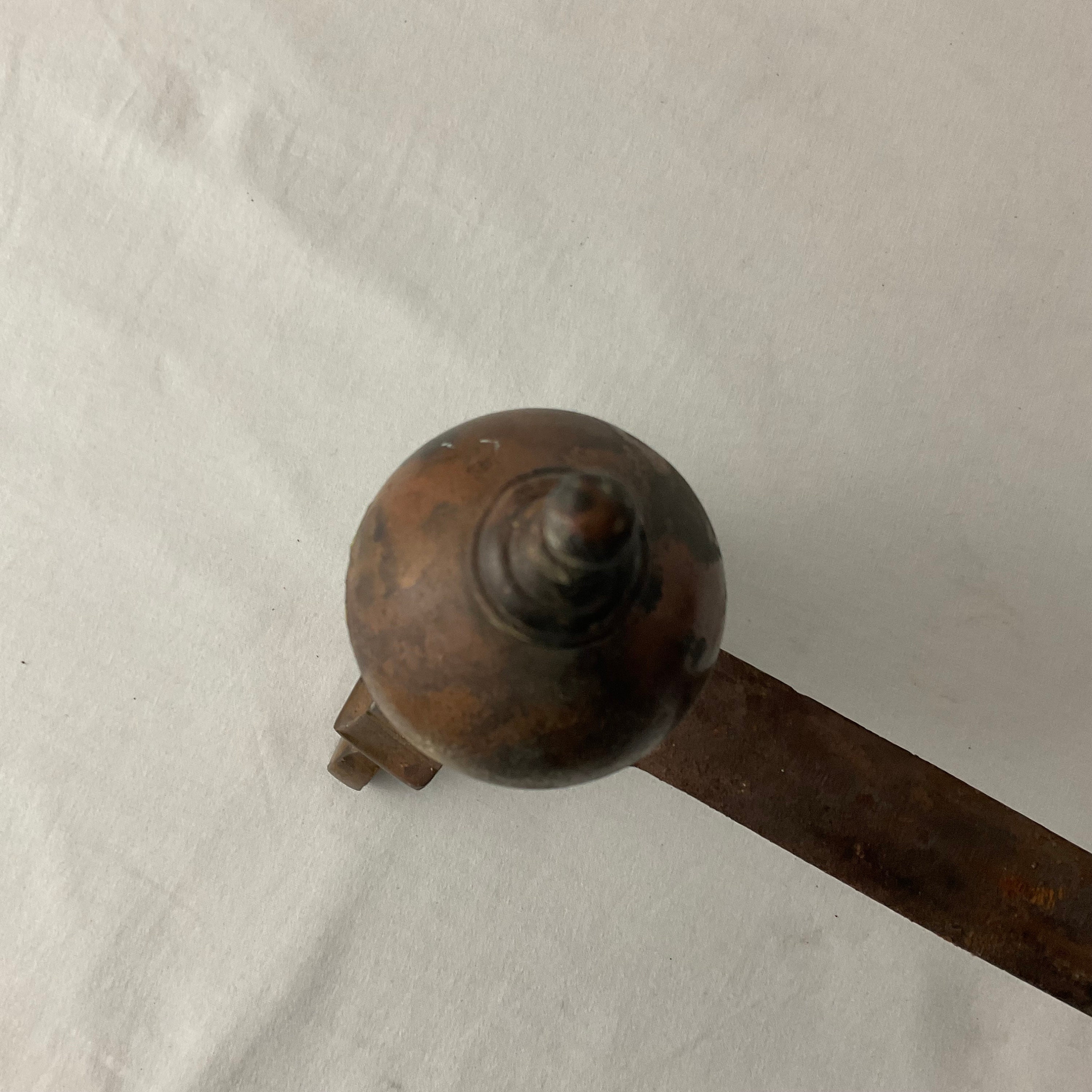 Paire de chenets en ferronnerie fin XIXe 2 boules en cuivre