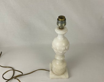Peut inclure: Lampe de table en albâtre blanc avec un motif sculpté et un cordon blanc.