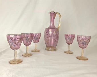 Set van 1 geëmailleerde karaf en 5 geëmailleerde glazen met een bloemenmotief en gouden decoratie, handgemaakt Frans vakmanschap, Charles X-periode, antiek Frans