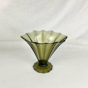 Stor art déco-vas cirka 1930 i stil med Rudolf Schröter, tillverkad av rökt glas, vintage shabby chic