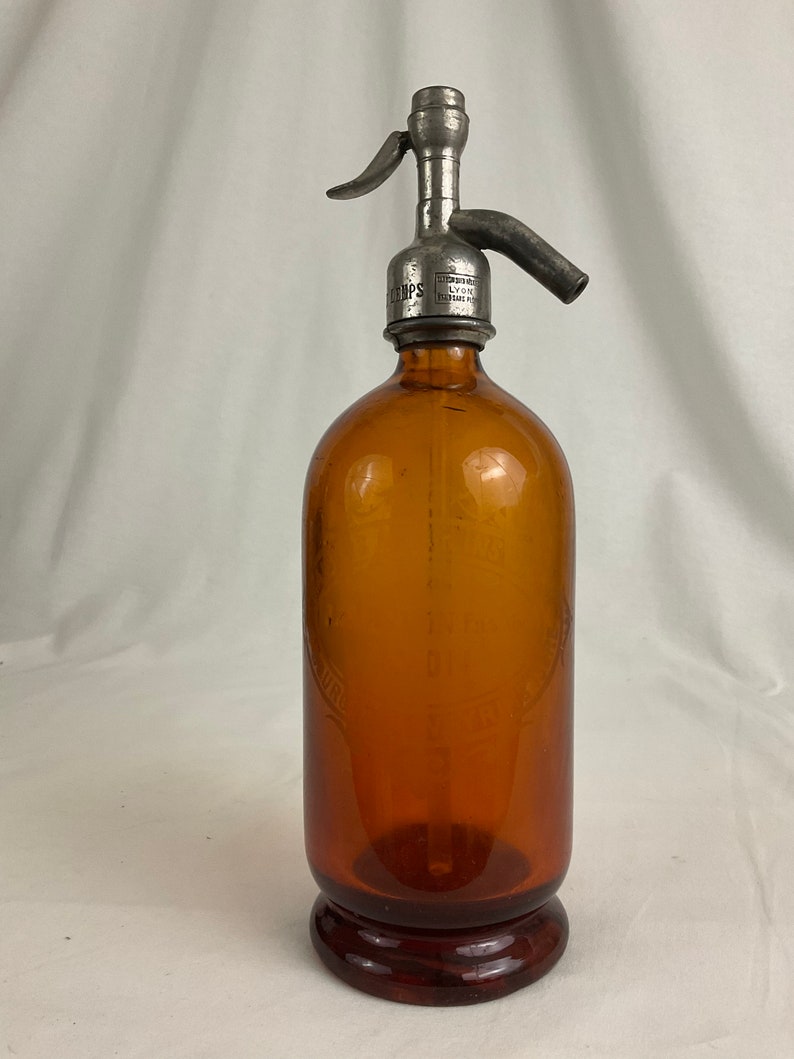 Ernstige bruine glazen seltzer watersifon drevon lyon frankrijk bar