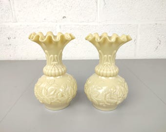 Paire de vases anciens en opaline beige de la fin du XIXe siècle