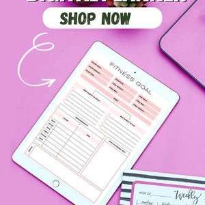 Può includere: Un planner di fitness digitale su un tablet con un planner settimanale su un blocco note. Il planner di fitness include sezioni per la data di inizio, il peso iniziale, l'IMC iniziale, la durata, il peso obiettivo, l'IMC obiettivo, la data finale, l'IMC finale, il peso finale, le nuove abitudini da costruire, le cattive abitudini da eliminare e la motivazione. Il planner settimanale ha sezioni per lunedì, martedì, mercoledì, giovedì, venerdì, sabato e domenica.