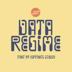 Puede incluir: Diseño gráfico con las palabras "DATA REGIME" en una fuente audaz y estilizada. El texto es azul oscuro sobre un fondo amarillo claro. El diseño incluye una pequeña insignia naranja que dice "Studio Basics". El texto "FONT BY HIPFONTS STUDIO" está en la parte inferior.