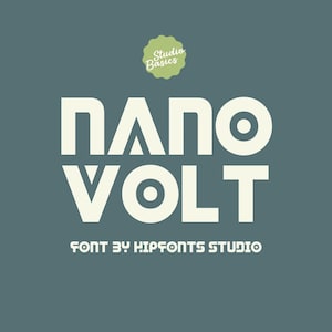 Puede incluir: Diseño gráfico con las palabras "NANO VOLT" en negrita, fuente sans-serif. Debajo, "FONT BY HIPFONTS STUDIO". El fondo es de color verde azulado apagado, con un logotipo circular verde y blanco en la parte superior central.