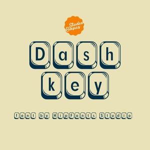 Könnte beinhalten: Grafikdesign mit den Worten "Dash Key" in einer Schriftart im Tastaturstil, wobei jeder Buchstabe in einem dunkelblauen, abgerundeten Rechteck steht. Der Text "Studio Basics" steht darüber und "Font by HipFonts Studio" darunter, alles auf beigem Hintergrund.
