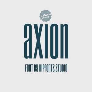 Puede incluir: La palabra "AXION" en negrita, de color verde azulado oscuro, está centrada sobre un fondo gris claro. Debajo de la palabra "AXION" está el texto "FONT BY HIPFONTS STUDIO" en una fuente similar. Una insignia verde azulado con las palabras "Studio Basics" está encima de la palabra "AXION".