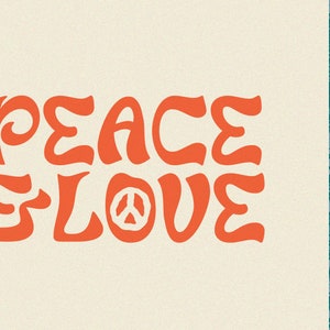 Peut inclure: Peace and Love en style de police r&eacute;tro avec un symbole de paix au milieu du mot "Love". Le texte est en orange sur un fond cr&egrave;me.