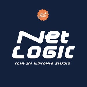 Könnte beinhalten: Eine marineblaue Grafik mit dem weißen Text "Net LOGIC" in einer fetten, futuristischen Schriftart. Darunter steht "FONT BY HIPFONTS STUDIO". Oben befindet sich ein kleines orangefarbenes Abzeichen mit "Studio Basics".
