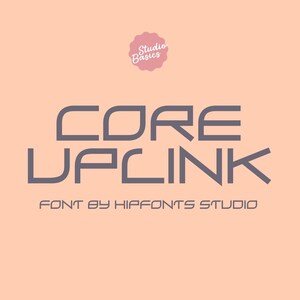 Puede incluir: Diseño gráfico digital con las palabras "CORE UPLINK" en una fuente moderna y geométrica. El texto es de color gris apagado sobre un fondo melocotón. El diseño incluye el texto "FONT BY HIPFONTS STUDIO" y una insignia rosa.