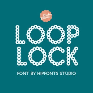 Può includere: Sfondo turchese con le parole "LOOP LOCK" in bianco, con un carattere a bolle. Sopra il testo c'è un distintivo color pesca con la scritta "Studio Basics". Sotto il testo c'è la frase "FONT BY HIPFONTS STUDIO".