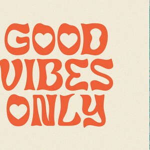 Peut inclure: Graphique orange et blanc avec le texte "Good Vibes Only" dans une police r&eacute;tro. Le mot "Good" a deux petits c&oelig;urs au milieu des lettres.