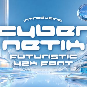 以下が含まれることがあります： 白い丸みを帯びた太字で「INTRODUCING CYBER NETIK FUTURISTIC 42K FONT」というテキストが表示されたデジタルグラフィック。背景には、金属製の構造物と浮かぶ球体がある、水色の光沢のある反射的な環境が描かれています。