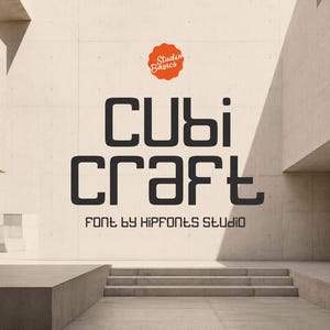 Op de afbeelding: Een digitale grafische weergave met de tekst Cubi Craft in een vet, donker, geometrisch schreefloos lettertype. Boven de tekst staat een oranje cirkelvormige badge met Studio Basics en daaronder de tekst Font by Hipfonts Studio.