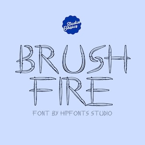 Peut inclure: Graphique bleu clair avec les mots "BRUSH FIRE" dans une police de caractères unique, chaque lettre ressemblant à un pinceau. Le texte "FONT BY HIPFONTS STUDIO" est en dessous. Un logo circulaire bleu avec "Studio Basics" est en haut.