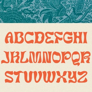 Peut inclure: Un alphabet de style r&eacute;tro en orange avec une police ondul&eacute;e et organique. Les lettres sont en majuscules et sont dispos&eacute;es sur trois lignes. Le fond est de couleur beige clair.
