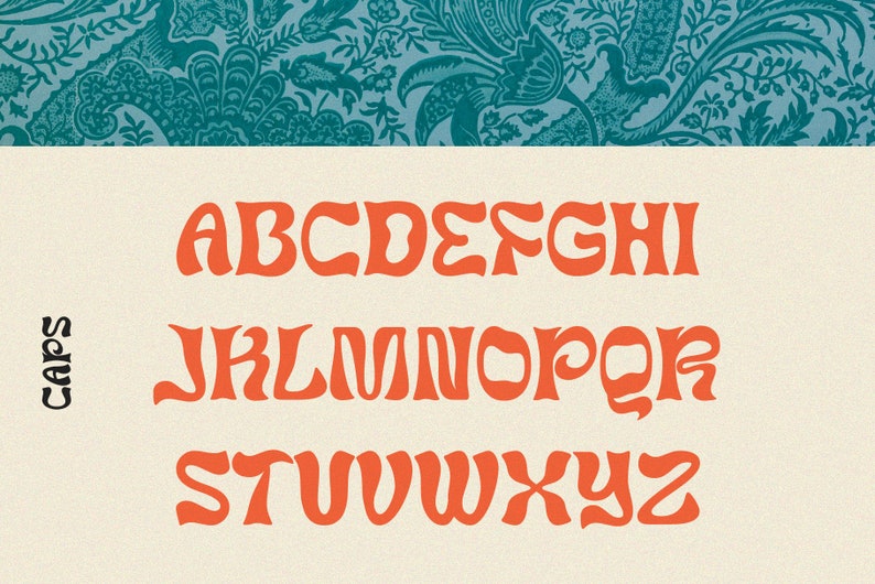 Peut inclure: Un alphabet de style r&eacute;tro en orange avec une police ondul&eacute;e et organique. Les lettres sont en majuscules et sont dispos&eacute;es sur trois lignes. Le fond est de couleur beige clair.