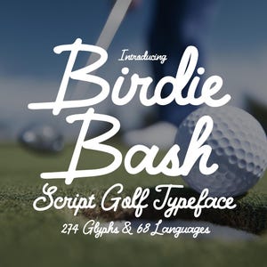 Könnte beinhalten: Ein Golfball auf einem grünen Platz mit dem Text "Introducing Birdie Bash Script Golf Typeface" in weißer Schrift. Das Bild enthält auch den Text "274 Glyphen & 68 Sprachen". Ein Golfschläger ist im Hintergrund zu sehen.