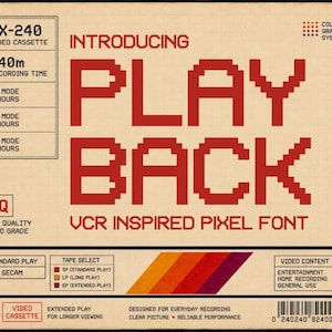 Könnte beinhalten: Ein rechteckiges VCR-Videokassetten-Etikettendesign im Retro-Stil mit beigem Hintergrund. Der Text lautet INTRODUCING PLAY BACK VCR INSPIRED PIXEL FONT. Es enthält rote, orangefarbene und violette diagonale Streifen, technische Daten und einen Strichcode.