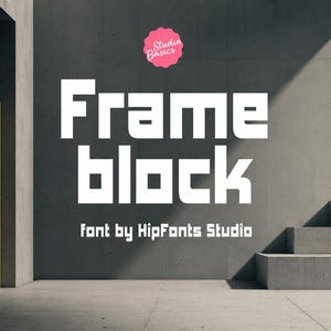 Op de afbeelding: Een digitaal lettertype-display getiteld Frame block, font by HipFonts Studio, met dikke witte letters tegen een grijze architecturale betonnen achtergrond met gele accenten en een roze Studio Basics-logo in het midden bovenaan.