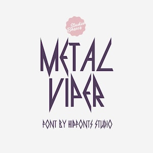 Puede incluir: Diseño gráfico con las palabras "METAL VIPER" en una fuente estilizada y angular. El texto es de color púrpura oscuro y está sobre un fondo blanco. La frase "FONT BY HIPFONTS STUDIO" está debajo del texto principal.