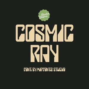 Può includere: Un design grafico con le parole "COSMIC RAY" in un font retrò, con il testo "FONT BY HIPFONTS STUDIO" in basso. Un logo circolare verde con le parole "Studio Basics" è in alto.