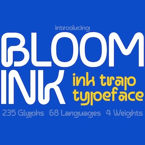 Könnte beinhalten: Blaues Grafikdesign mit den weißen Wörtern "BLOOM INK" und "ink trap typeface" in Gelb. Der Text "introducing" steht darüber. Details: 235 Glyphen, 68 Sprachen und 4 Schriftstärken.