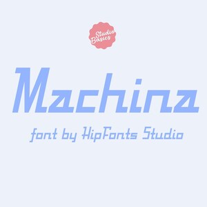 Op de afbeelding: Een lichtblauw lettertype genaamd "Machina" wordt weergegeven op een lichtblauwe achtergrond. Het lettertype is vet, schreefloos en heeft een futuristisch ontwerp. Daaronder staat "font by HipFonts Studio". Een roze badge staat bovenaan.