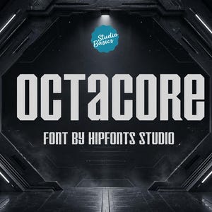 Op de afbeelding: Een digitale grafische weergave met de witte tekst OCTACORE in een vet, hoekig lettertype, met de kleinere tekst FONT BY HIPFONTS STUDIO eronder en een blauwe Studio Basics-badge erboven, tegen een donkere, metalen, futuristische tunnel.