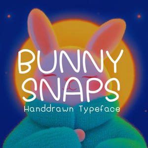 Puede incluir: Ilustración caprichosa de un conejito con orejas rosas y un suéter verde, sobre un fondo de luna amarilla y cielo azul oscuro estrellado. El texto "BUNNY SNAPS Handdrawn Typeface" está escrito en blanco.