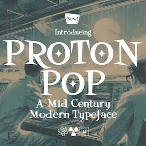 Puede incluir: Un anuncio de "Proton Pop", una tipografía moderna de mediados de siglo. La imagen presenta a dos personas en un entorno de sala de control, con el nombre de la tipografía en blanco. El fondo tiene una estética retro de ciencia ficción.