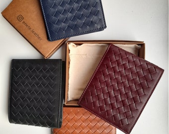 Cartera plegable de piel Intrecciato, diseño minimalista y delgado.