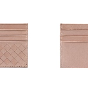 Puede incluir: Dos tarjeteros de cuero rosa claro. Uno presenta un dise&ntilde;o tejido, el otro una parte delantera lisa. Ambos tienen m&uacute;ltiples ranuras para tarjetas y son rectangulares.