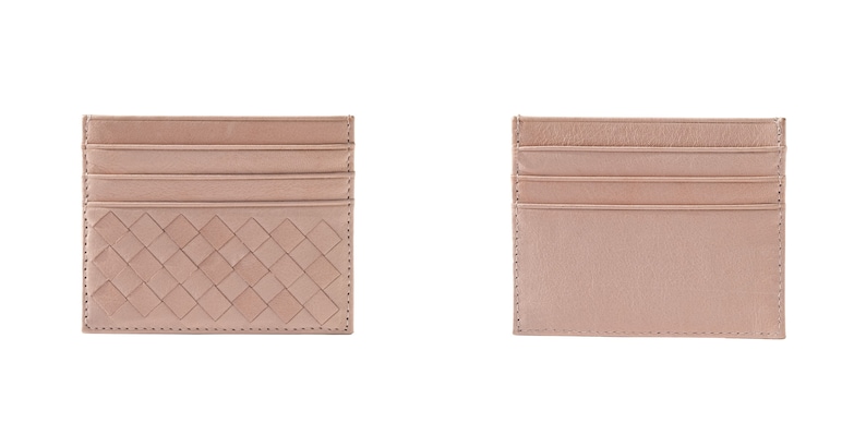 Puede incluir: Dos tarjeteros de cuero rosa claro. Uno presenta un dise&ntilde;o tejido, el otro una parte delantera lisa. Ambos tienen m&uacute;ltiples ranuras para tarjetas y son rectangulares.