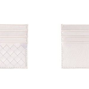 Puede incluir: Dos tarjeteros de cuero blanco. Uno presenta un dise&ntilde;o tejido en la parte delantera, el otro tiene una textura lisa. Ambos tienen tres ranuras para tarjetas. Los tarjeteros rectangulares tienen un dise&ntilde;o minimalista.