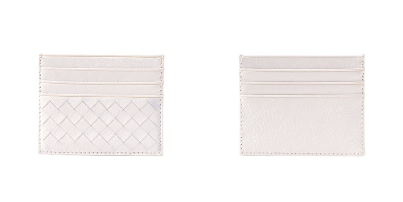 Puede incluir: Dos tarjeteros de cuero blanco. Uno presenta un dise&ntilde;o tejido en la parte delantera, el otro tiene una textura lisa. Ambos tienen tres ranuras para tarjetas. Los tarjeteros rectangulares tienen un dise&ntilde;o minimalista.