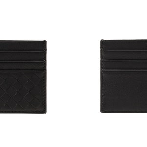 Puede incluir: Dos tarjeteros de cuero negro. Uno presenta un patr&oacute;n tejido en la parte delantera, el otro tiene una parte delantera lisa. Ambos tienen m&uacute;ltiples ranuras para tarjetas. Un accesorio elegante para llevar tarjetas esenciales. Miden unos 10 cm x 7 cm.