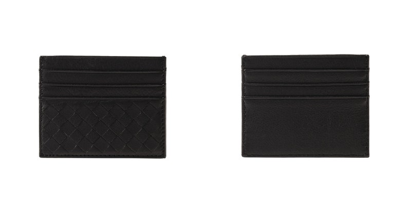 Puede incluir: Dos tarjeteros de cuero negro. Uno presenta un patr&oacute;n tejido en la parte delantera, el otro tiene una parte delantera lisa. Ambos tienen m&uacute;ltiples ranuras para tarjetas. Un accesorio elegante para llevar tarjetas esenciales. Miden unos 10 cm x 7 cm.
