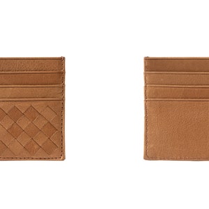 Puede incluir: Dos tarjeteros de cuero marr&oacute;n. Uno presenta un dise&ntilde;o tejido en la parte delantera, mientras que el otro tiene una superficie lisa. Cada tarjetero tiene m&uacute;ltiples ranuras para tarjetas.