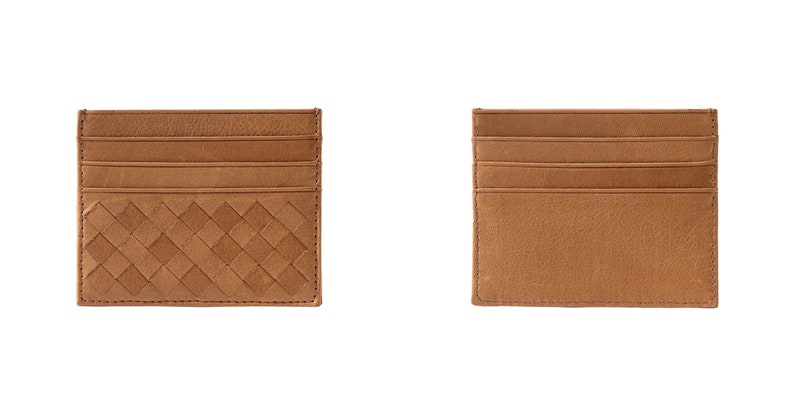 Puede incluir: Dos tarjeteros de cuero marr&oacute;n. Uno presenta un dise&ntilde;o tejido en la parte delantera, mientras que el otro tiene una superficie lisa. Cada tarjetero tiene m&uacute;ltiples ranuras para tarjetas.