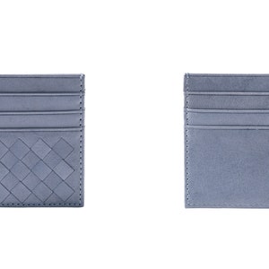 Puede incluir: Dos vistas de un tarjetero azul. La parte delantera presenta un patr&oacute;n tejido, mientras que la trasera es lisa. Cada lado tiene ranuras para tarjetas. El tarjetero tiene forma rectangular.