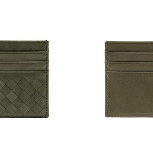 Puede incluir: Tarjetero verde oliva con un dise&ntilde;o tejido en la parte delantera y un acabado liso en la parte trasera. El tarjetero tiene m&uacute;ltiples ranuras para tarjetas y forma rectangular.
