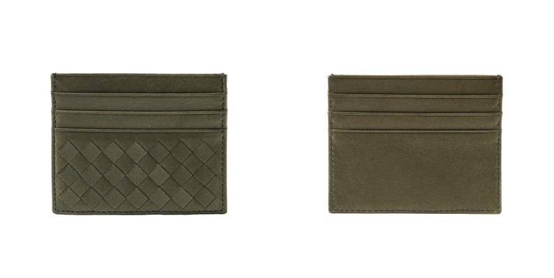Puede incluir: Tarjetero verde oliva con un dise&ntilde;o tejido en la parte delantera y un acabado liso en la parte trasera. El tarjetero tiene m&uacute;ltiples ranuras para tarjetas y forma rectangular.