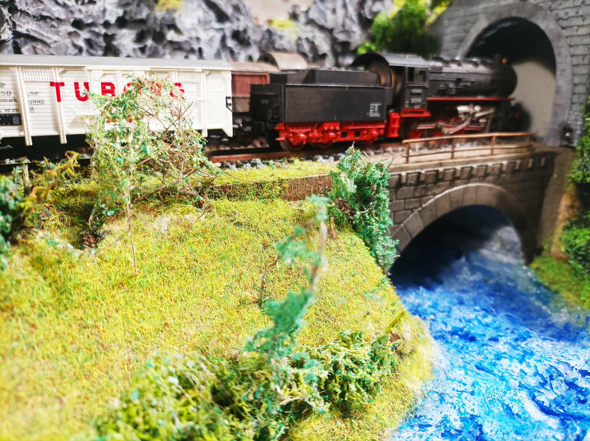 TT Maßstab (1/120) Modellbahn Diorama mit funktionierender Straßenbeleuchtung. Größe:83x27x15 cm