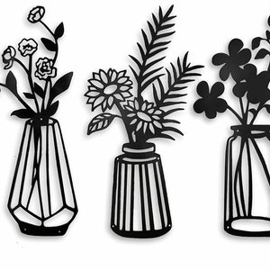 Könnte beinhalten: Drei schwarze Wanddekorationen aus Metall mit verschiedenen Blumenarrangements in Vasen. Die Vasen sind geometrisch, gestreift und im Mason-Jar-Stil.