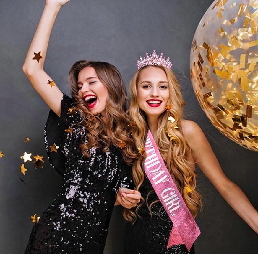 Fond Coloré Joyeux 18e Anniversaire | Vecteur Gratuite