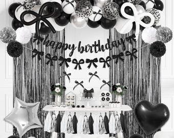 Decorações de aniversário com laço preto, artigos para festa com tema Coquette, balões compridos com confete branco perolado e faixa de "Feliz Aniversário".