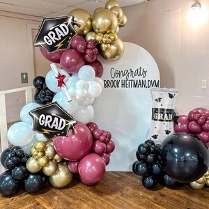 Kit de arco de guirnalda de globos para graduación, 144 piezas de globos burdeos, negros y dorados con sombrero de diploma y globos de Mylar para decoraciones de graduación