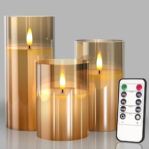 以下が含まれることがあります： ガラスシリンダーに入った、電池式のLEDキャンドルの3個セット。キャンドルは温かみのある琥珀色の光を放ち、リアルなちらつき炎のエフェクトがあります。タイマーと調光機能付きで、操作しやすいリモコンが付属しています。